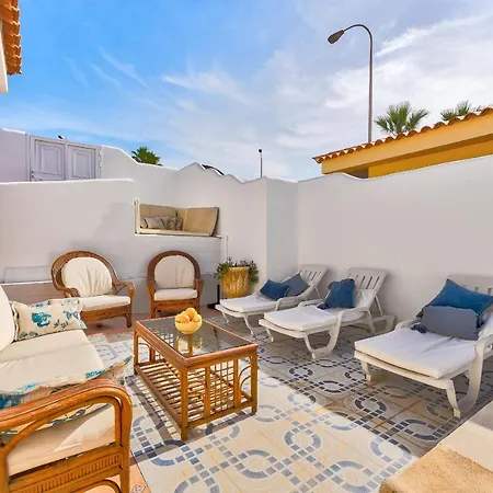 с бассейном и видом на океан в Callao Salvaje. Ferienhaus